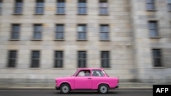 O mașină Trabant - simbolul fostei RDG - trece prin fața Ministerului de Finanțe al Germaniei la 26 septembrie 2025. 