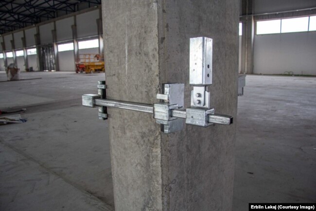 Një paisje e dizajnuar dhe prodhuar nga kompania ReachteQ, që nevojitet për punë në sektorin e ndërtimtarisë.