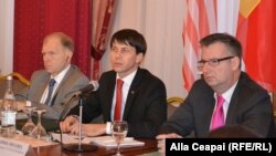 La o dezbatere la Chișinău cu ambasadorul american William Moser și Dirk Shuebel, ambasadorul UE