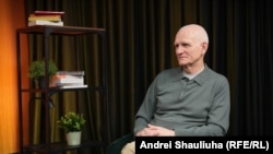 Алесь Бяляцкі пасьля вызваленьня. Вільня, 2025 год