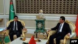 Türkmenistanyň prezidenti G.Berdimuhammedow (ç) we Hytaýyň lideri Si Jinping (s), Aşgabat, 2013-nji ýylyň 3-nji sentýabry.