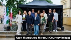 Руслан Валиев (второй справа) на выставке в Варшаве