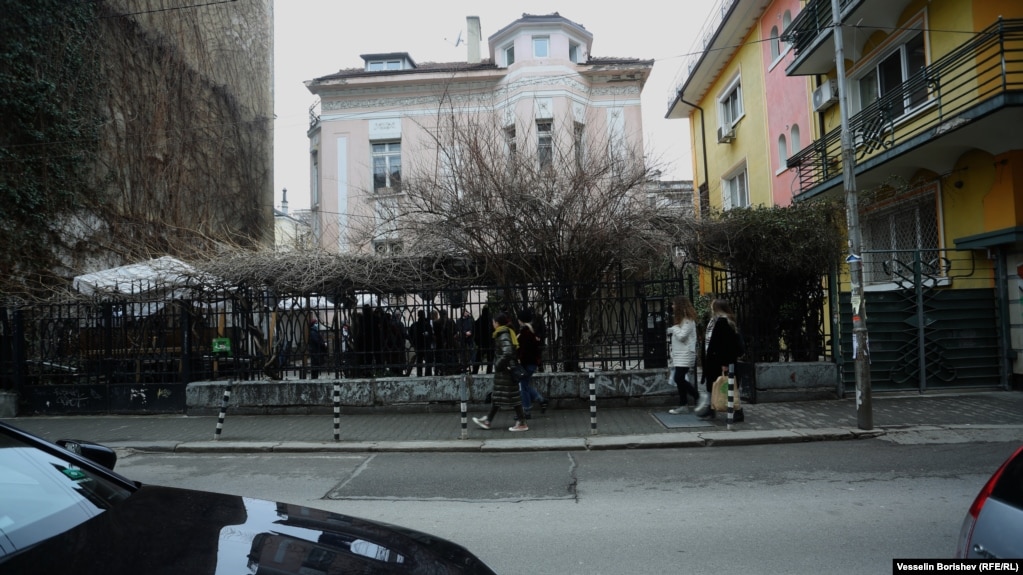 Хора преминават покрай One more bar на улица "Цар Шишман" в София. Къщата, в която в момента е заведението, всъщност е домът на Никола Петков (1893-1947). Той е един от политиците, които на 21 февруари 1941 г. пишат писмо до цар Борис Трети с молба да ги приеме. Те казват, че по време на срещата искат да обяснят защо България не бива да влиза в съюз с нацистка Германия.