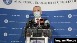 Ministrul Educației, Sorin Cîmpeanu, în timpul unei conferințe de presă susținută la București, pe 16 iunie 2021.