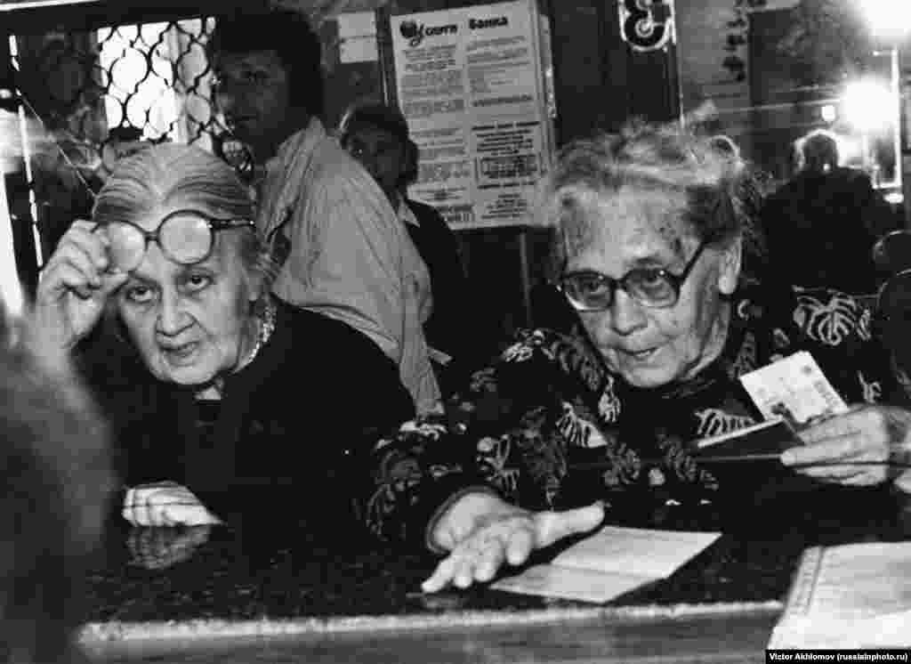 Women at a savings bank in 1998. The year saw economic turmoil for ordinary Russians when the ruble lost 34 percent of its value against the dollar within four months.&nbsp;