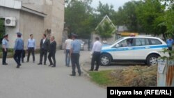 Жерге қатысты жиын өтеді деген маңайды бақылап жүрген полицейлер. Шымкент, 28 сәуір 2016 жыл (Көрнекі сурет).