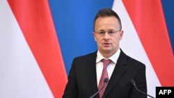 «Після гострих дискусій сьогодні ввечері в Брюсселі досягнуто домовленості: всі угорські умови включені до рамкового документа для переговорів з Україною», – заявив угорський міністр