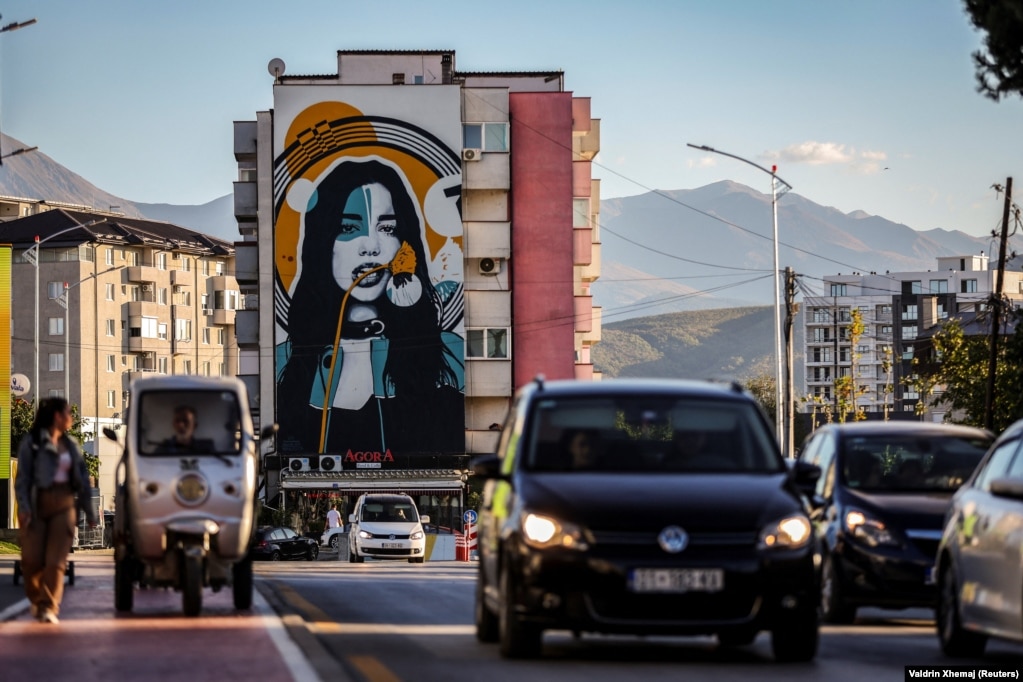 Murali me portretin e Dua Lipës, në Ferizaj.