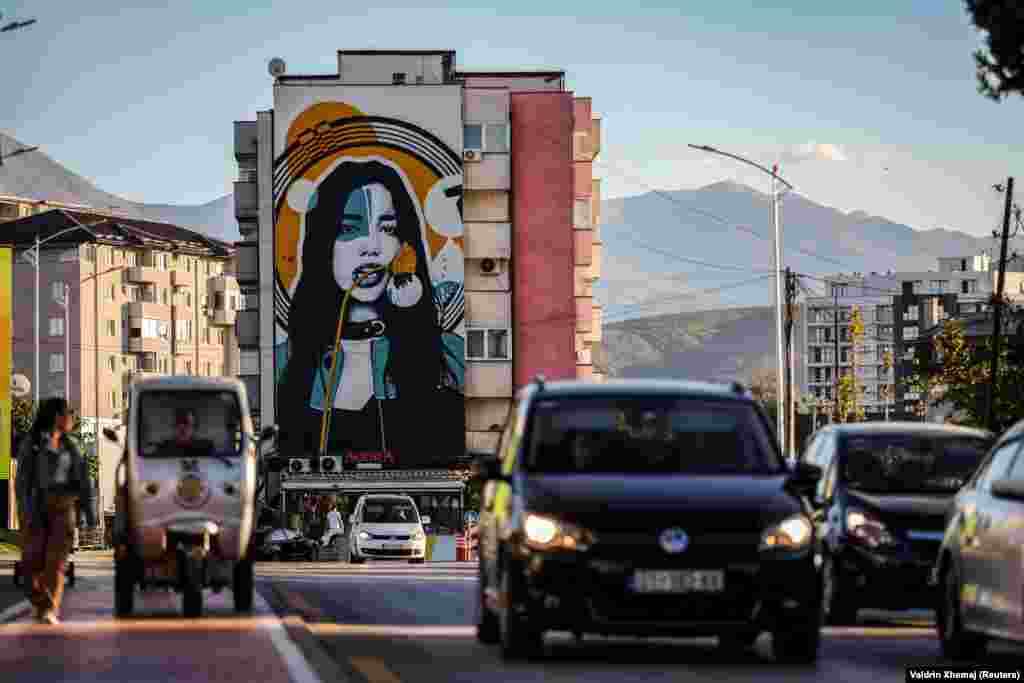 Murali me portretin e Dua Lipës, në Ferizaj.