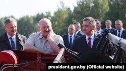 Аляксандар Лукашэнка ля камбайна. 2021