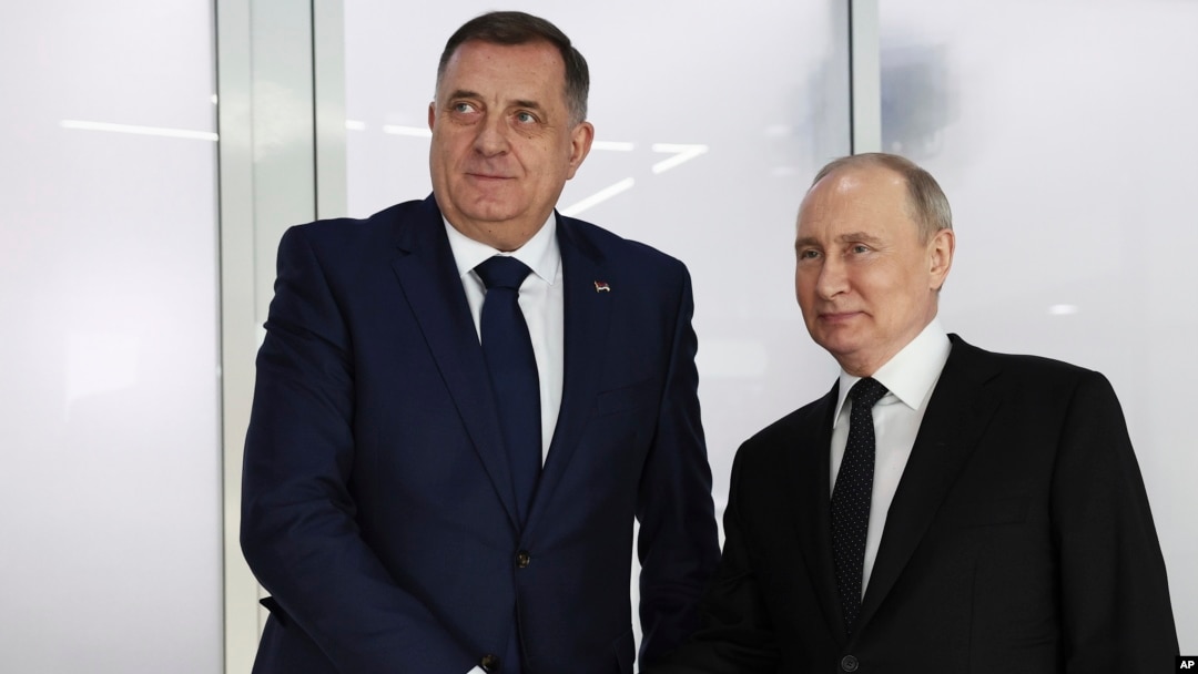 Președintele rus Vladimir Putin (dreapta) cu liderul Republicii Srpska Milorad Dodik la Kazan, Rusia, pe 21 februarie