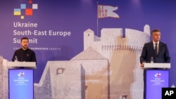 Președintele ucrainean Volodimir Zelenski și prim-ministrul croat Andrei Plenkovic, într-o conferință de presă comună după summitul Europa de Sud-Est Croația Ucraina de la Dubrovnik, Croația, miercuri, 9 octombrie 2024. 