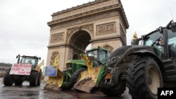 Земеделцски производители стовариха трактори пред Триумфалната арка в Париж. Те протестират срещу историческата търговска сделка между ЕС и Меркосур.