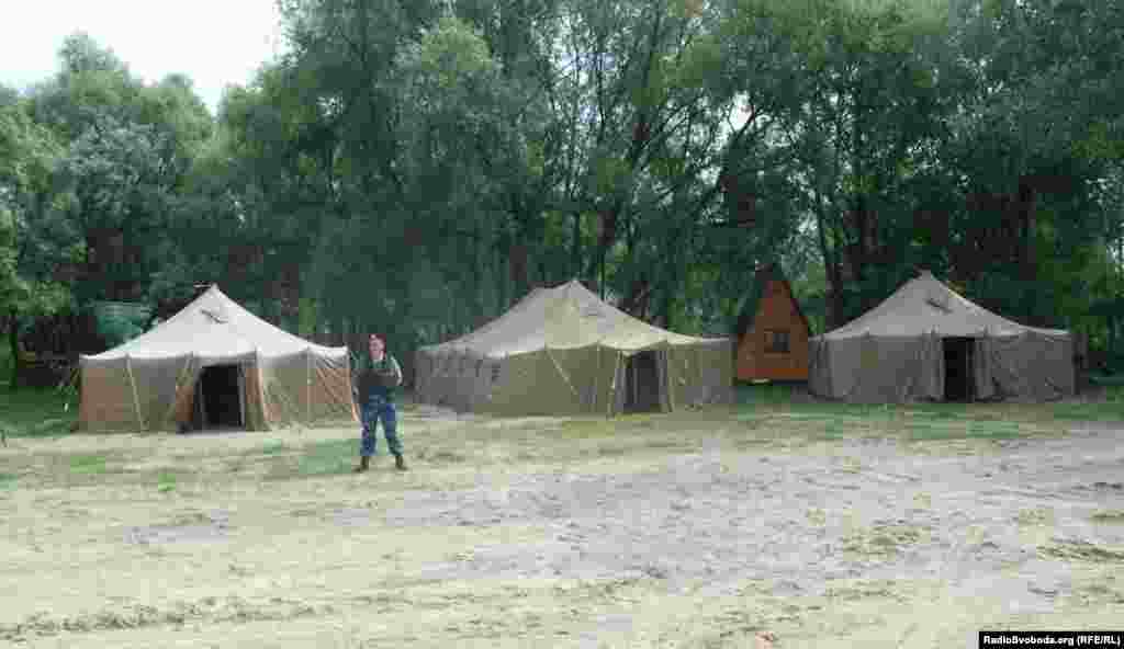 У шістьох військових наметах розмістять до 200 чоловік (фото О. Овчинникова)