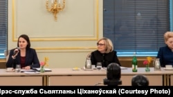 Сьвятлана Ціханоўская падчас Сусьветнага форуму па дэмакратыі, тэхналёгіях і будучыні чалавецтва ў Бэрліне разам з былой дзяржаўнай сакратаркай ЗША Гілары Клінтан, экс-прэзыдэнткай Літвы Даляй Грыбаўскайце.