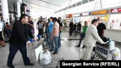 Эксперты по вопросам миграции говорят и об обратной тенденции: те, кому не удалось устроиться на хорошую работу в Европе, часто возвращаются в Грузию, но, столкнувшись здесь с безработицей, стремятся вновь вернуться в европейские страны