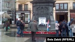 Svijeće za ratnog zločinca na glavnom zagrebačkom trgu