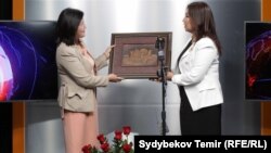 "Азаттык" радиосунун кыргыз кызматынын жетекчиси Венера Жуматаева жана вице-премьер-министр Чолпон Султанбекова. 3.11.2017