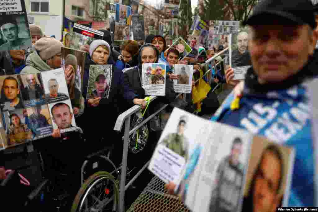 Попередній обмін відбувся 5 лютого. Тоді Україна повернула з неволі 150 військових і сім цивільних громадян. Це був перший у 2026 році обмін полоненими.За даними омбудсмена Дмитра Лубінця, на 2 березня з російського полону до України вдалося повернути 6422 українців, 409 з них – цивільні особи.У лютому президент Володимир Зеленський повідомляв, що у полоні в Росії перебувають близько 7 тисяч українських полонених