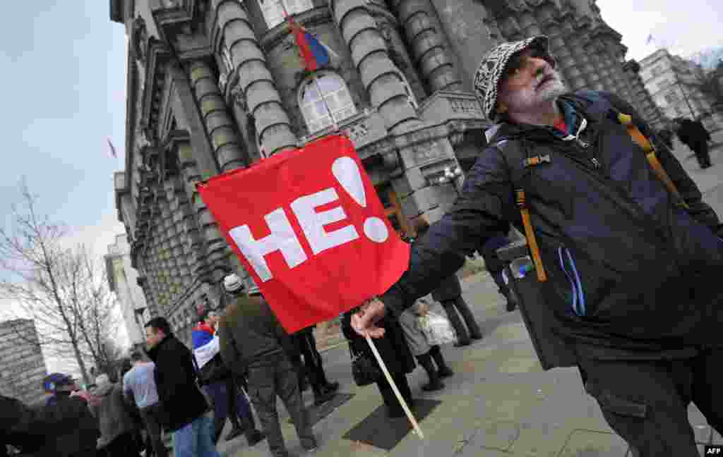 Protest la Belgrad &icirc;mpotrva negocierilor s&acirc;rbo-kosovare, mediate de UE