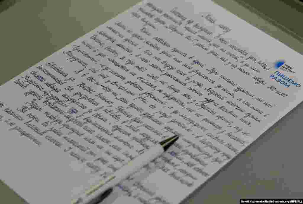 Цього року радіодиктант писали за текстом письменниці та есеїстки Оксани Забужко. Назва тексту&nbsp;&ndash;&nbsp;&laquo;Магія голосу&raquo;.