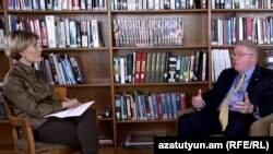 Армения -- Заместитель посла США в Армении Кларк Прайс дает интервью Радио Азатутюн, Ереван, 23 марта 2016 г.