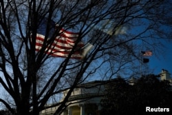 Прапор США над Білим домом у Вашингтоні, 13 березня 2026 року