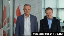 Analiștii Igor Boțan (stânga) și Nicolae Negru, în refacția Europei Libere din Chișinău