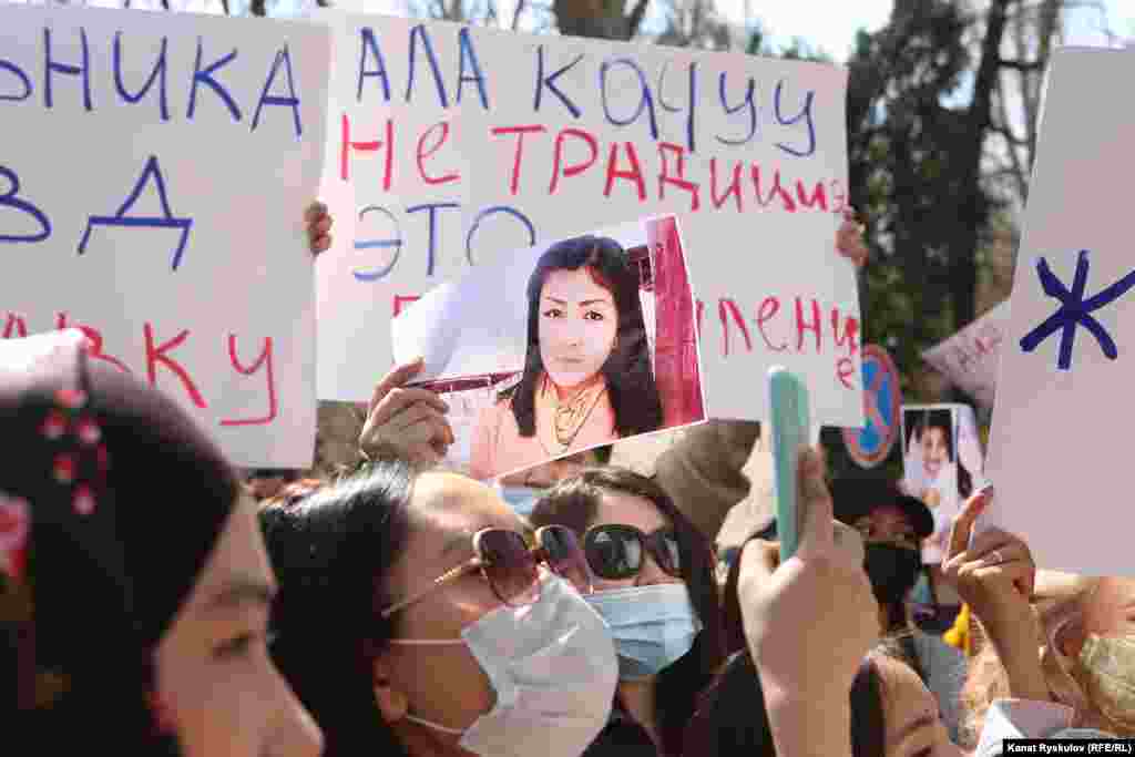 Некоторые участники акции протеста держали в руках портреты убитой в 2014 году Камилы Дуйшебаевой.&nbsp;