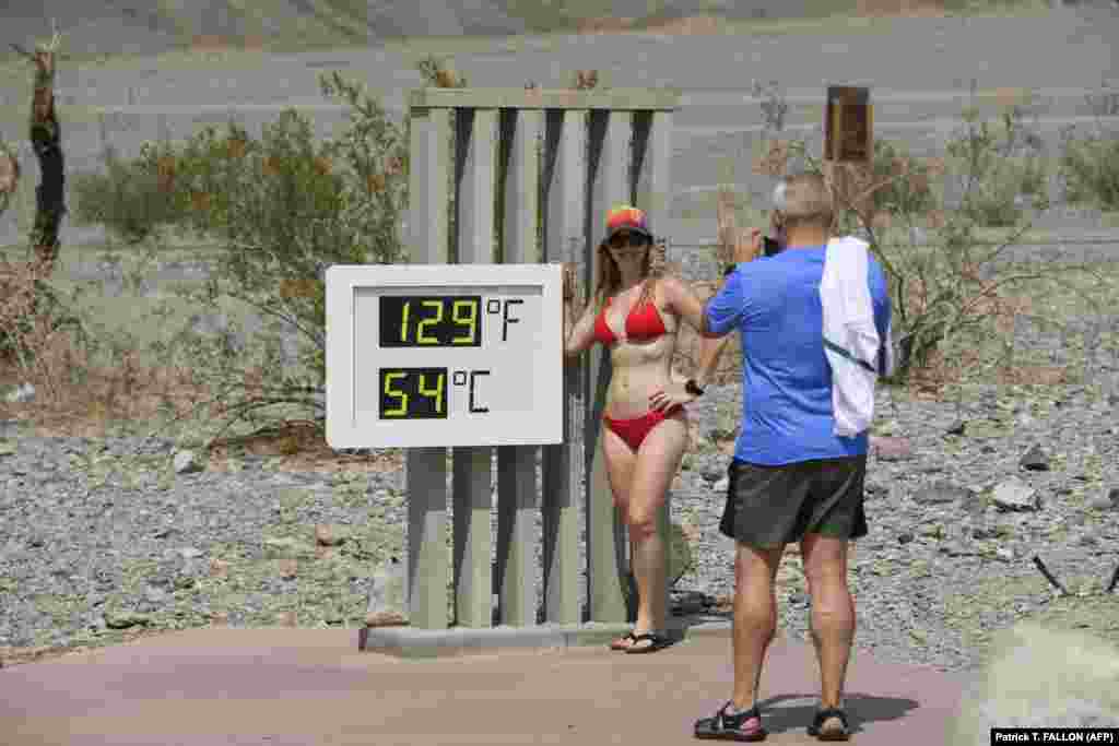 Gyors fényképeszkedés Death Valley-ben, a hőmérő mellett - ami 54 Celsius fokot mutat.