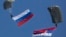 Парашютисты с флагами России и Сербии