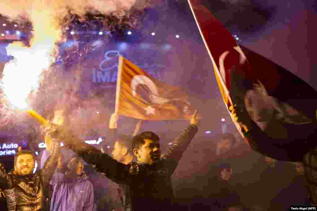 Supporters of the main opposition Republican People&#39;s Party (CHP) in Turkey wave flags and light torches to celebrate local election results in Istanbul on April 1. (epa-EFE/Martin Divisek)