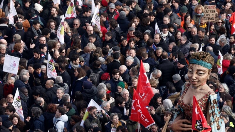 O nouă rundă de greve și proteste în Franța contra reformei sistemului de pensii