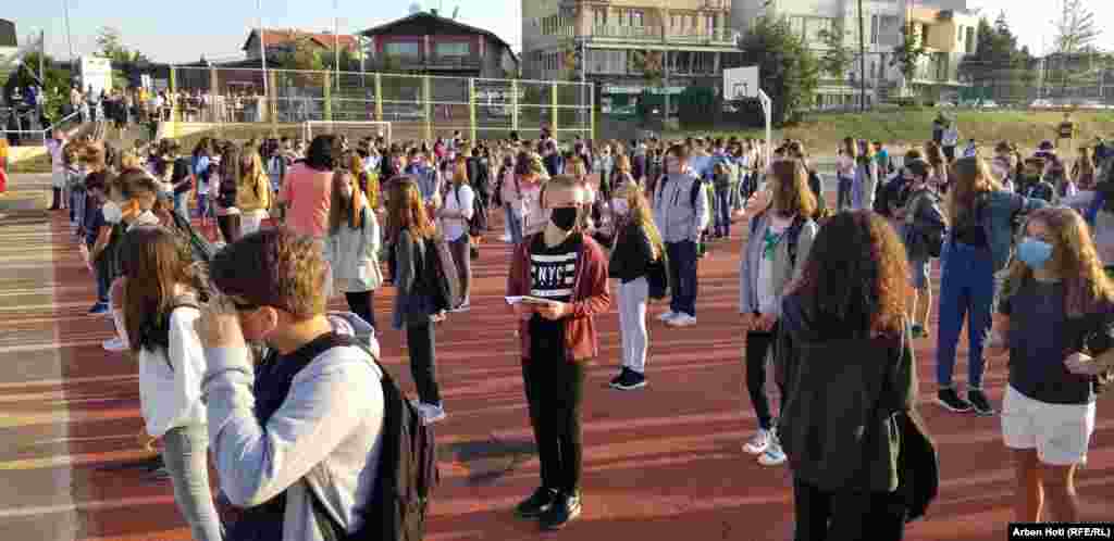 Autoritetet shtetërore të Kosovës kanë njoftuar se kanë shpërndarë gjysmë milioni maska nëpër shkollat e Kosovës.&nbsp;Fotografi e bërë në shkollën fillore &quot;Ismail Qemajli&quot; në Prishtinë më 14 shtator, 2020.&nbsp;