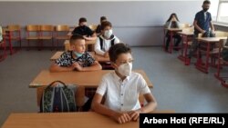 Disa nxënës në një shkollë fillore në Prishtinë. Fotografi nga arkivi. 