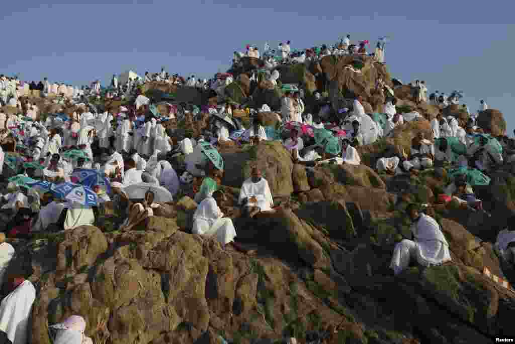 Stotine tisuća islamskih hodočasnika okupilo se na brdu Arafat, 14. oktobar 2013. Foto: REUTERS / Ibraheem Abu Mustafa