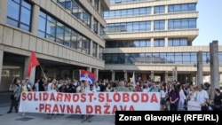 ექვსი პირის დაკავებამდე, 23 ივნისს სერბეთის პოლიციამ დააკავა სტუდენტების საპროტესტო აქციების ერთ-ერთი აქტიური მონაწილე. მისი გათავისუფლების მოთხოვნით 26 ივნისს საპროტესტო აქცია გაიმართა