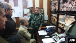 Guverner Kirkuka Nadžmadin Karim razgovara sa iračkim i kurdskim komanadantima u Domizu u predagrađu Kirkuka, 21. oktobra 2016.