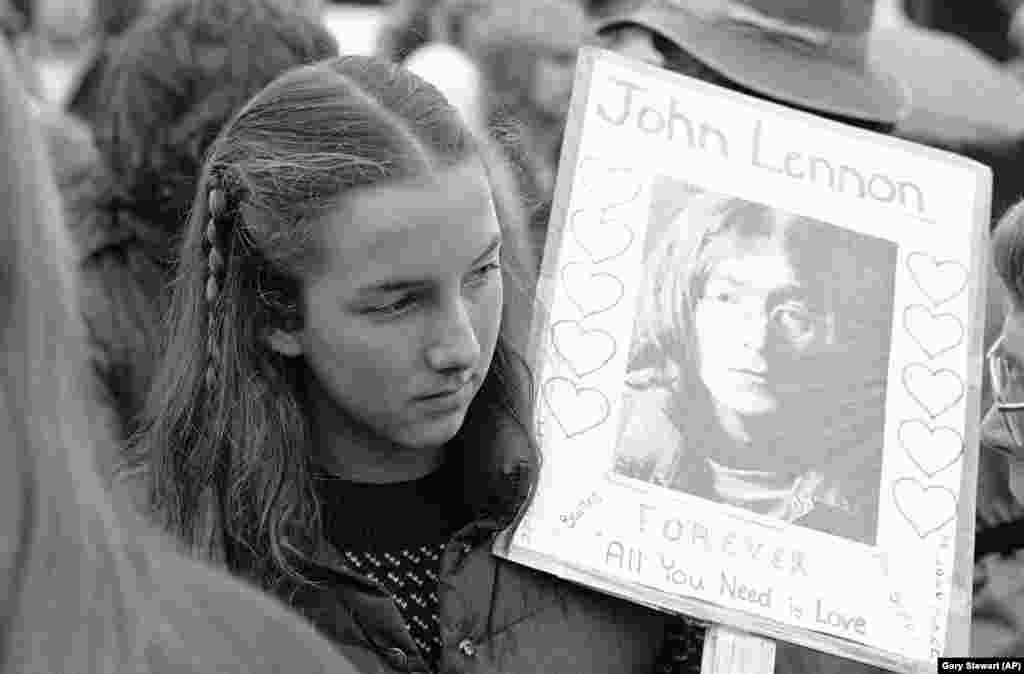 Школьніца бярэ ўдзел у жалобнай цырымоніі ў цэнтры Сіетлу 14 сьнежня 1980.