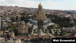 სამების ტაძარი დილის 2-დან 8 საათამდე დაიკეტება, შემდეგ კი მხოლოდ საშვებით მოხდება პირთა დაშვება. გარეკანზე: კადრი პირველი არხის პირდაპირი ეთერიდან