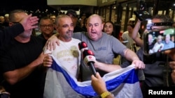 Pasagerii unui zbor FlyDubai cu destinația Israel, plecat din Emiratele Arabe Unite și deviat către Arabia Saudită în urma unui semnal de urgență, sosesc la Aeroportul Internațional Ben Gurion.
