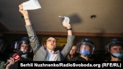 Сергій Стерненко розриває постанову суду про запобіжний захід перед активістами, які прийшли його підтримати, Київ, 15 червня 2020 року