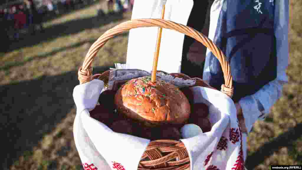 Belarus - Holy Saturday in Minsk churches, Consecration of Easter meals, 11Apr2015