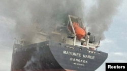 ტაილანდის დროშის ქვეშ მცურავი სატვირთო გემი შავი კვამლითაა მოცული მას შემდეგ, რაც იგი ჭურვით დაზიანდა ომანის ჩრდილოეთ სანაპიროსთან, 2026 წლის 11 მარტი, ჰორმუზის სრუტე