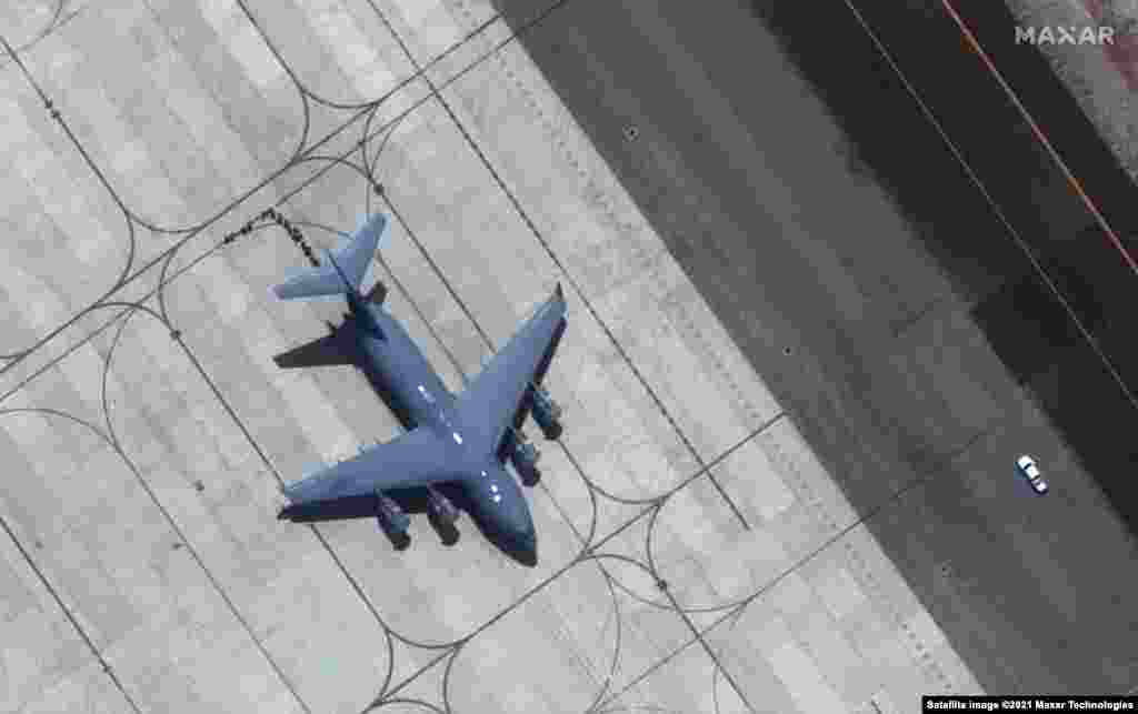 Посадка в военный транспортный самолет США.