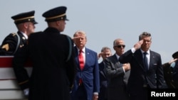 Дональд Трамп на церемонии встречи погибших военнослужащих США