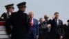 Дональд Трамп АКШнын курман болгон аскер кызматкерлерин тосуп алуу иш-чарасында.
