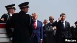 Дональд Трамп на церемонии встречи погибших военнослужащих США