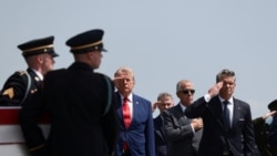 Иранның әуе базаға соққысы кезінде қаза болған америкалық сарбазды жерелу рәсімінде тұрған АҚШ басшысы Дональд Трамп.