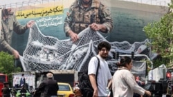 تصویری از یک بیلبورد با شعار «بسته‌ ماندن» تنگه هرمز، تهران